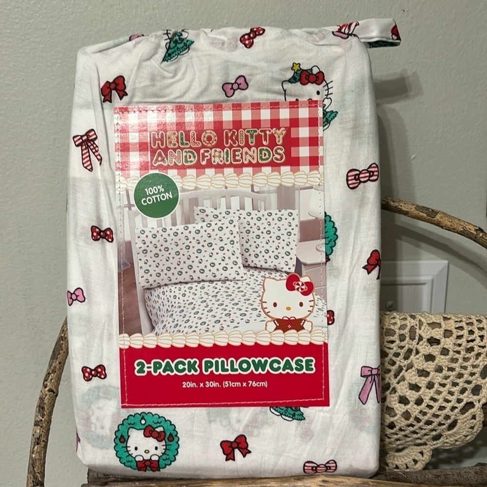 NIP HELLO KITTY 2 PACK CHRISTMAS BOW WREATH PILLOW CASES
